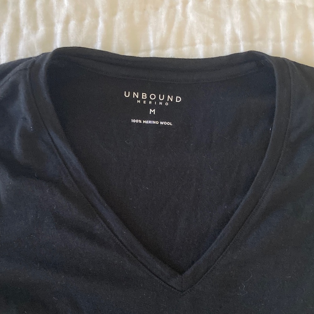 100% Wool - Unbound Merino Long Sleeve V-Neck - Picture 3 of 5